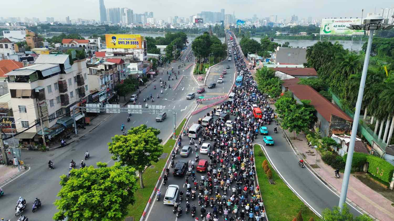 Xe co xep hang dai cho qua cau Binh Trieu 2. Anh: Anh Tu