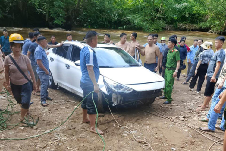 The female driver drove a car into a stream in Dien Bien, injuring 3 people. Photo: Thanh Long