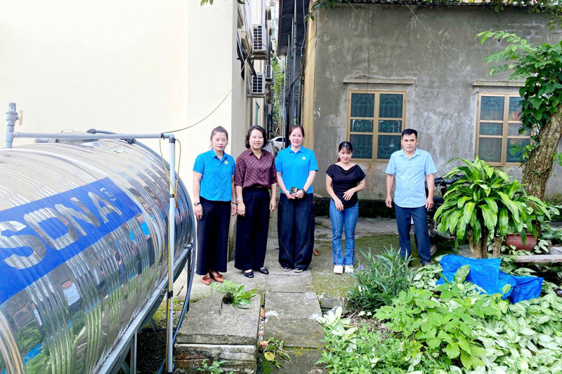 El sindicato del barrio de Nghia Lo inspecciona la construccion de pozos de agua limpia en la comuna de Thuong Bang La provincia de Lao Cai. Foto: Vuong Anh