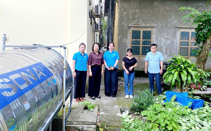 Nghia Lo Ward Labor Union surveyed the construction of a clean water well in Thuong Bang La Commune, Lao Cai Province. Photo: Vuong Anh
