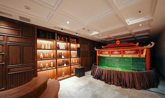 Nghệ thuật múa rối nước được đưa vào không gian nhà hàng. Ảnh: Vân Hoa