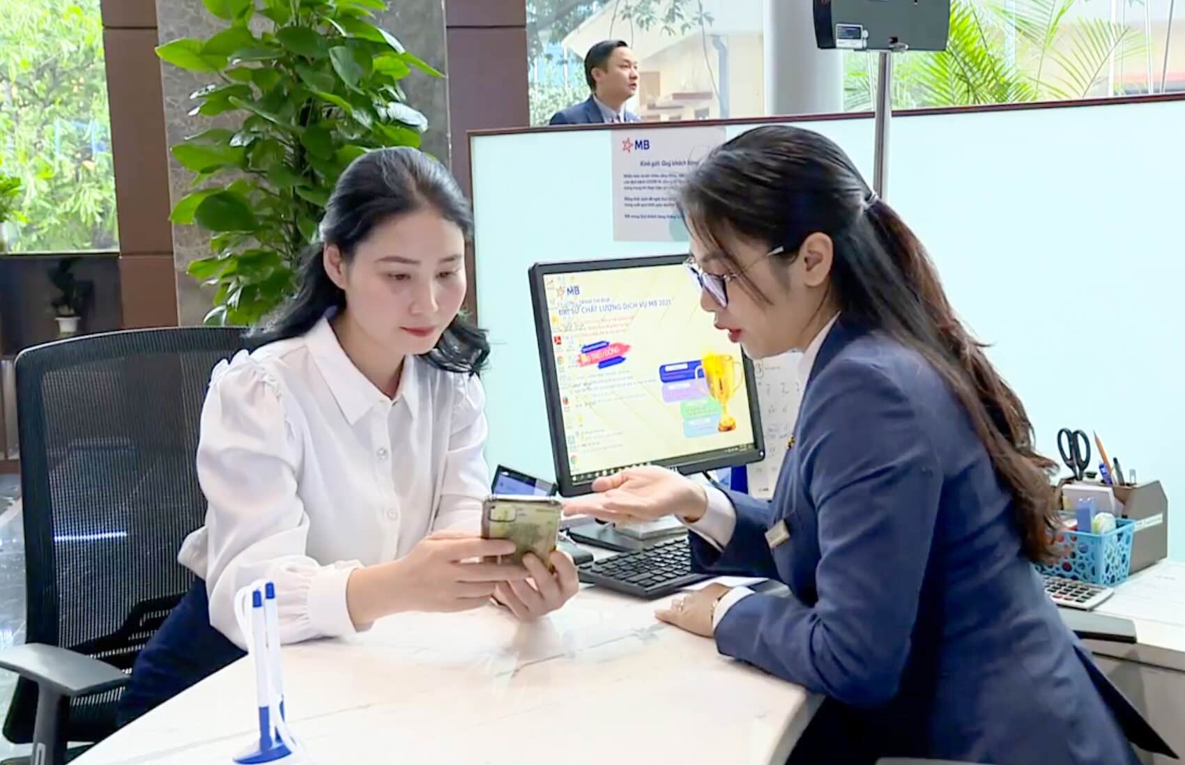 Tai MBBank, dinh danh khach hang dien tu (eKYC) cung chu ky so da tro thanh hai tru cot then chot giup ngan hang so hoa toan bo quy trinh cho vay truc tuyen, tu khau dinh danh den giai ngan, mang den su nhanh chong – an toan – tien loi cho khach hang.