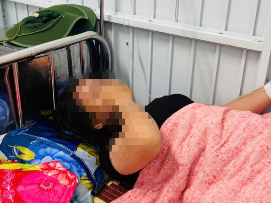 Students suspected of poisoning were treated at the hospital. Photo: Phuc Dat