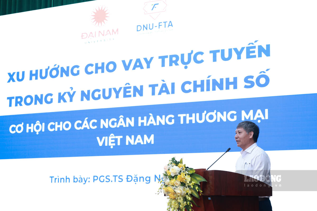 PGS.TS Dang Ngoc Duc prend la parole lors du seminaire 'Payement transfrontalier et pret en ligne - utilitaire numerique pour les affaires et la consommation'. Photo : Hai Nguyen