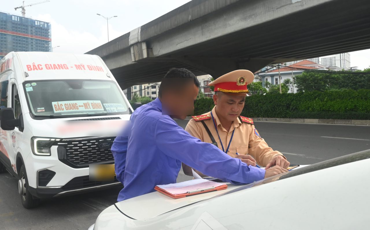 Doi Canh sat giao thong so 6 lap bien ban xu ly tai xe dieu khien xe o to khach dung xe noi co bien cam dung xe va do xe tren duong Pham Hung (TP Ha Noi) chieu ngay 11.9.2025. Anh: Thanh Nhan 