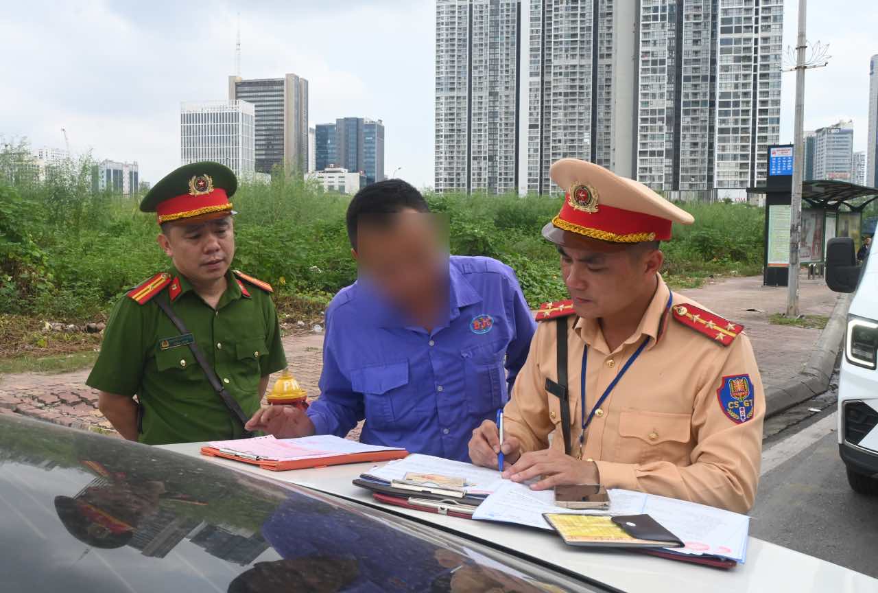 The driver of a passenger bus that stopped at a place with a sign prohibiting stopping and parking on Pham Hung Street (Hanoi City) was fined by the Traffic Police on the afternoon of September 11, 2025. Photo: Thanh Nhan