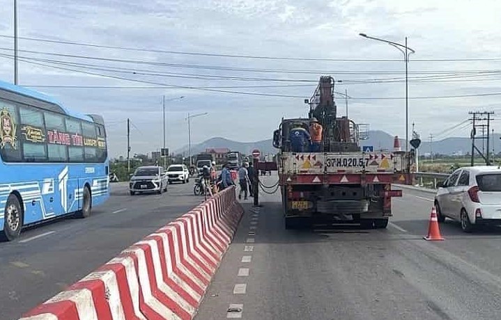 The median strip opening point on National Highway 1A through Trung Loc Commune (Nghe An) has been closed, to ensure traffic safety. Photo: Ngoc Anh