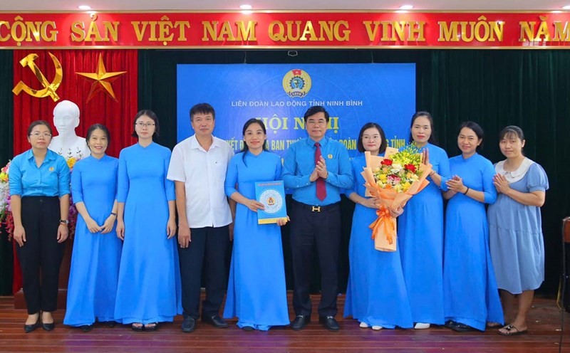 Mr. Nguyen Hai Long, Vice Chairman of the Vietnam Fatherland Front Committee of Ninh Binh province, Chairman of the Provincial Federation of Labor, presented the decision to establish the Yen Khanh Commune Trade Union. Photo: Ninh Binh Trade Union