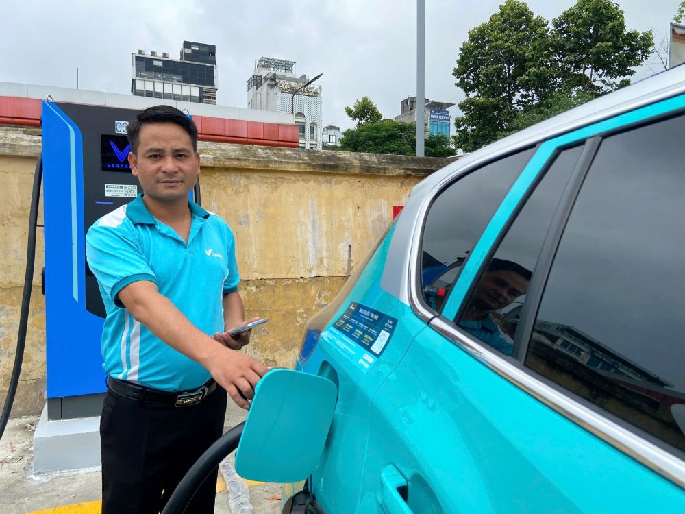 Tài xế Nguyễn Trung Hảo chia sẻ sự hài lòng với sự xuất hiện của hệ thống trạm sạc quy mô lớn tại Hà Nội.