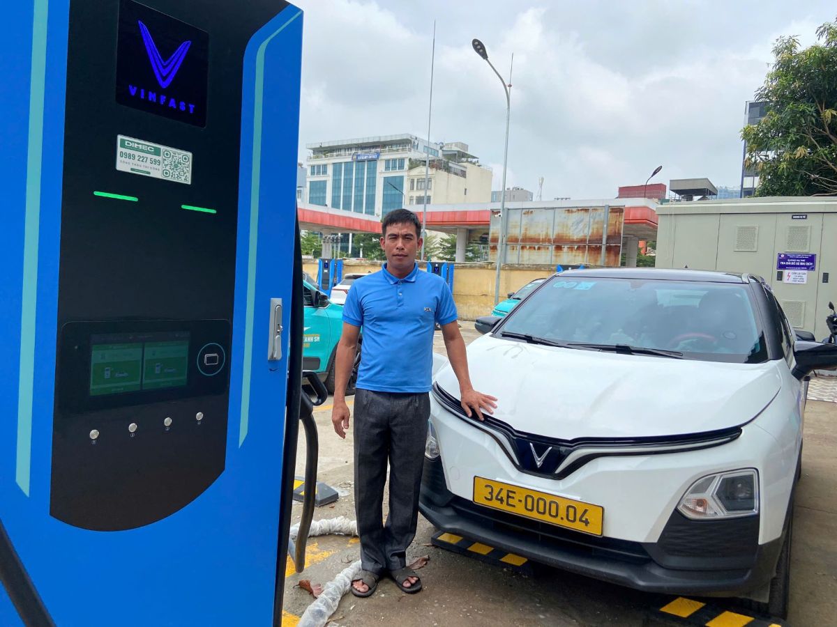 Anh Đinh Hoàng Tuấn (Hà Nội) cho rằng, hệ thống trạm sạc ngày càng dày đặc của V-Green sẽ giúp ngày càng nhiều người dân tự tin chuyển đổi xanh.