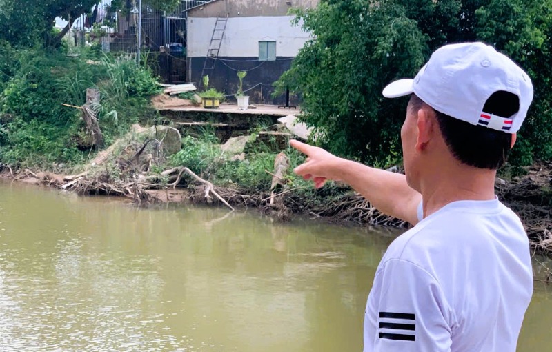 Riverbank landslides threaten Ha Tan pagoda and many households in Thuong Duc, Da Nang. Photo: Thanh Huyen