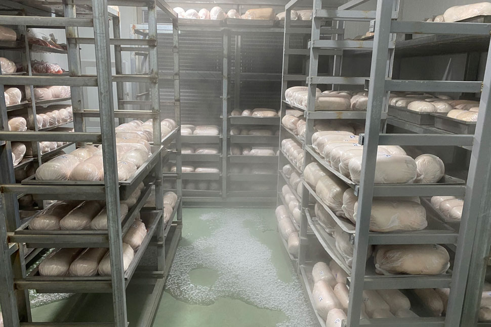 The authorities of Gia Lai province discovered 100 tons of frozen pork in Mr. Huong's warehouse had changed color and gave off a foul smell. Photo: Nguyen Chon