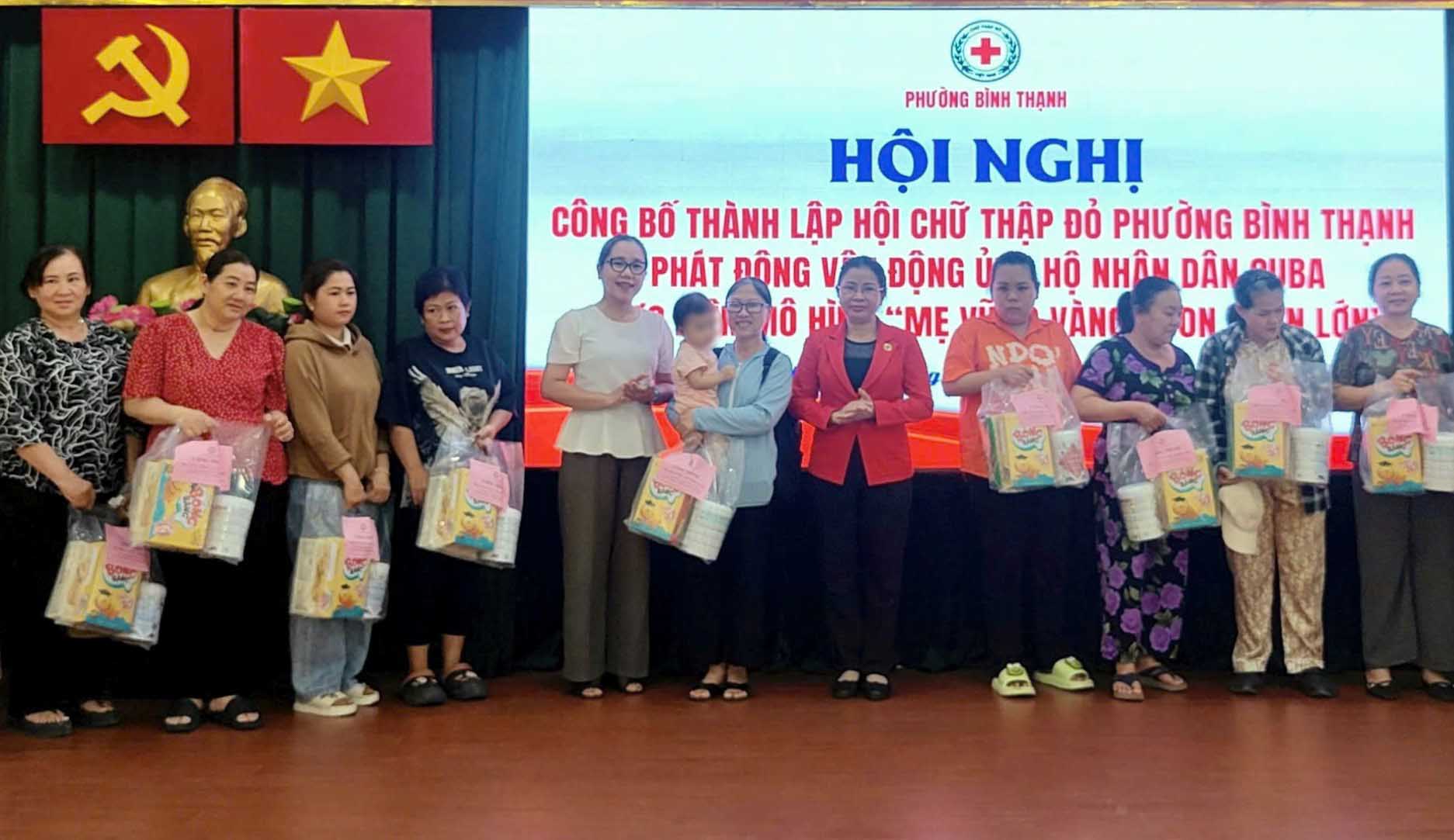 어려운 상황에 처한 임산부와 어린 자녀를 둔 어머니에게 선물 증정. 사진: 동 제공