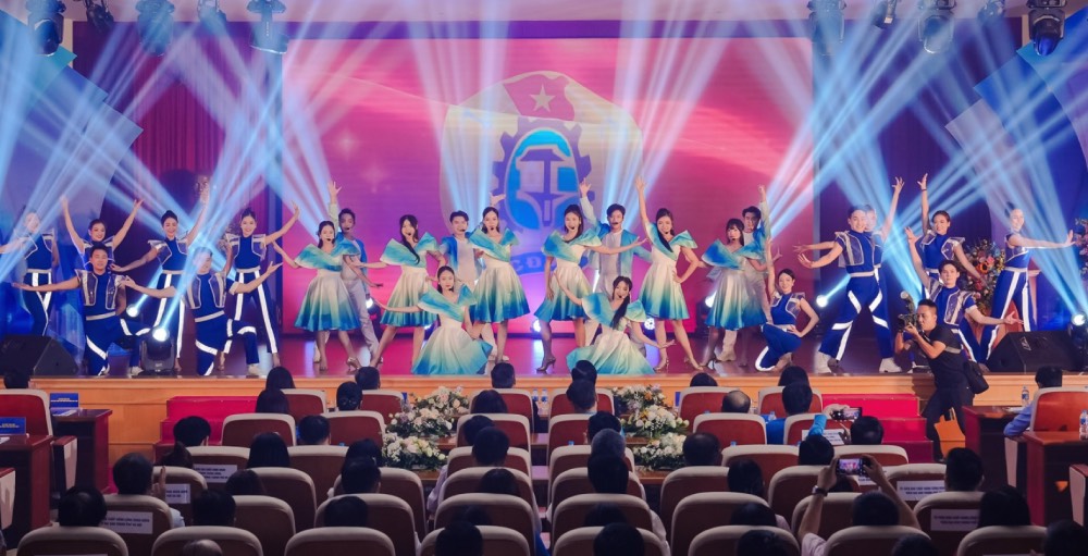 ベトナム銀行労働組合の各レベルは、組合員、労働者の間で多くの文化、スポーツ活動、コンテストを開催しました。写真:Ha Anh