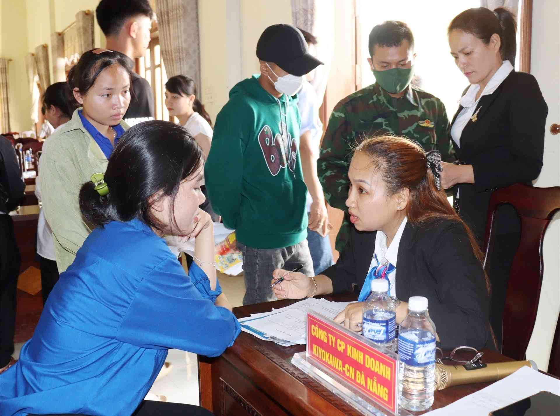 Asesoramiento de empleo para trabajadores de la comuna de Tay Giang Da Nang. Foto: Tra Ban