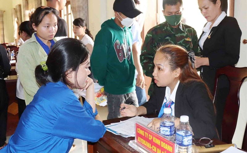 Employment consultation for workers in Tay Giang commune, Da Nang. Photo: Tra Ban