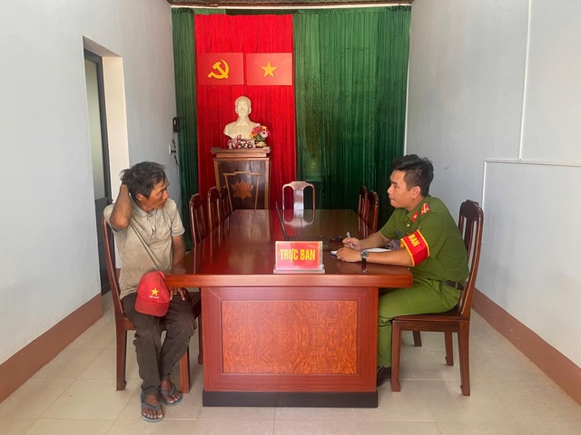 고속도로에서 길을 잃은 남자가 경찰의 도움을 받고 있습니다. 사진: 레 콩.