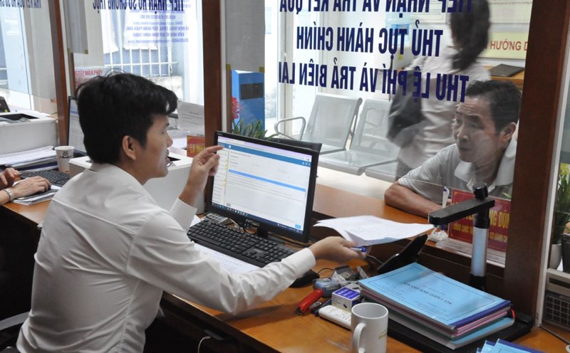 Some types of work are signed contracts to perform the duties of civil servants. Photo: Que Chi
