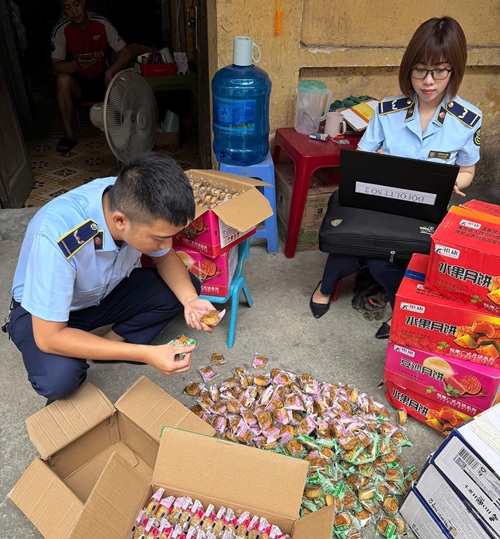 Hanoi Market Management Department discovered 1,440 moon cakes of unknown origin. Photo: Vu Khuyen