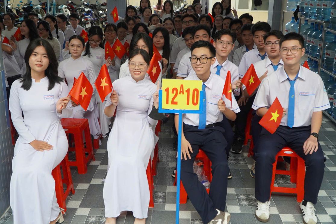 El Departamento de Educacion y Formacion de la ciudad de Ho Chi Minh señalo que las escuelas no tienen suficientes instalaciones para enseñar 2 sesiones al dia solo organizan clases el sabado por la mañana cuando es realmente necesario. Foto: Chan Phuc