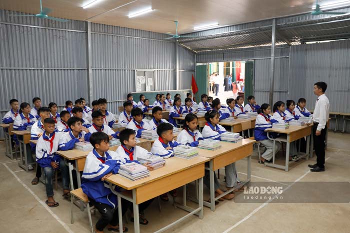 La provincia de Dien Bien contrata a 302 funcionarios de instituciones de educacion y formacion dependientes del Comite Popular de la comuna. Foto: Quang Dat