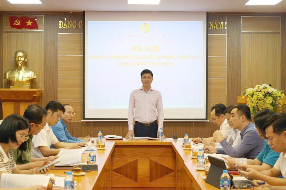 응오주이히에우 베트남 노동총연맹 부위원장 - 박닌성 노동연맹과의 업무 회의에서. 사진: 찌엔
