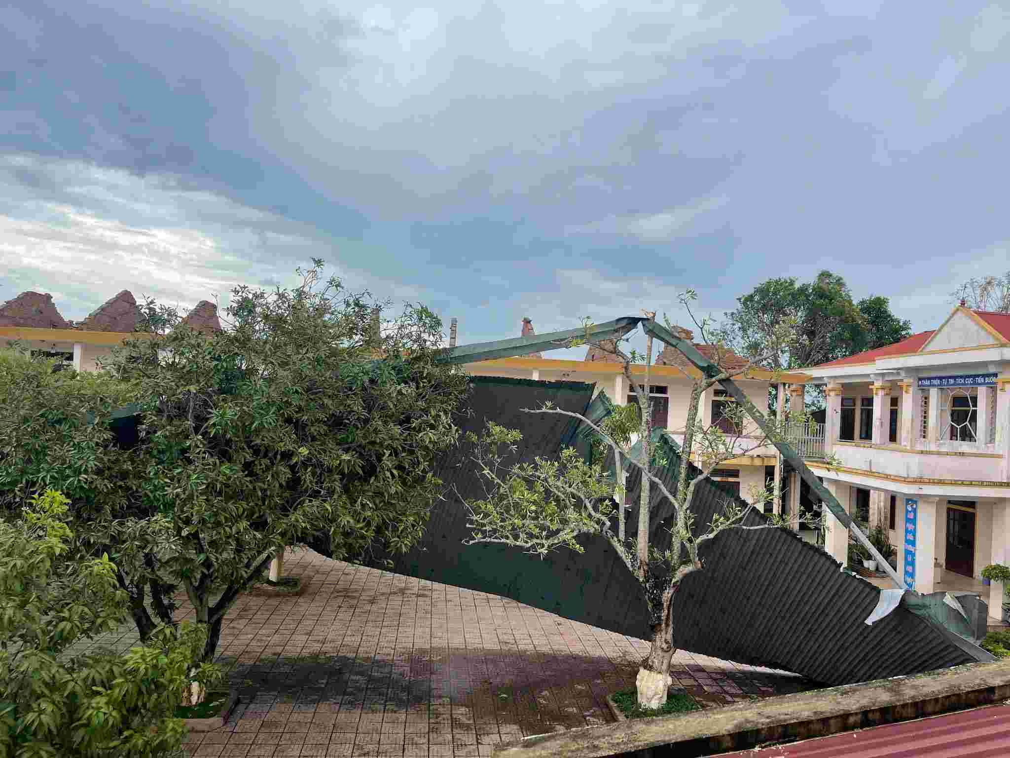 El Comite Popular Provincial de Nghe An anuncia una situacion de emergencia por desastre natural en la comuna de Lam Thanh despues de que la tormenta numero 5 dañara una serie de escuelas. Foto: Ngoc Anh