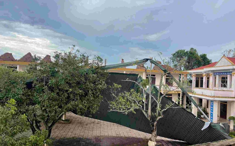 Nghe An Provincial People's Committee announced a natural disaster emergency in Lam Thanh commune after storm No. 5 damaged a series of schools. Photo: Ngoc Anh