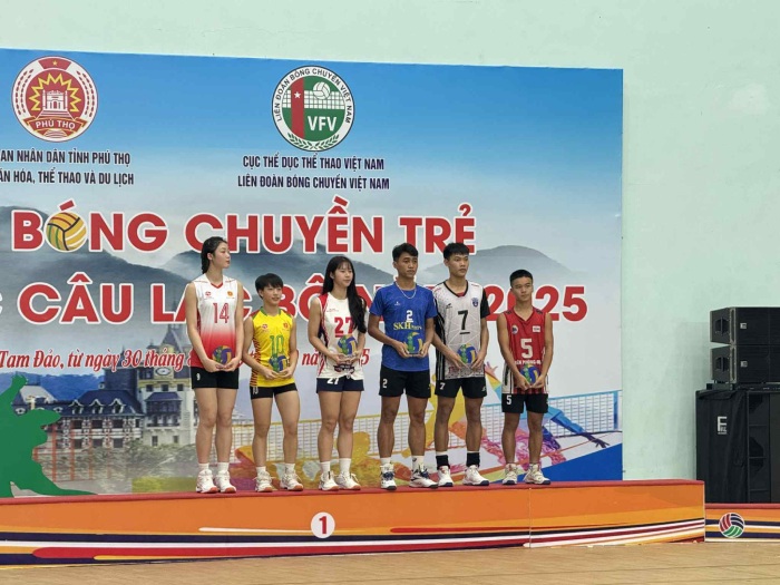 Libero Le Thi Hang (so 10) nhan giai “Van dong vien phong thu xuat sac nhat” tai giai bong chuyen tre Cup cau lac bo 2025. Anh: Hai Pham
