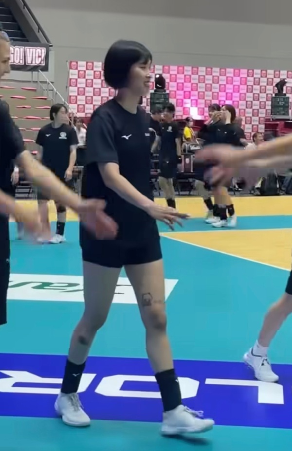Thanh Thuy khoi dong truoc tran dau giao huu. Anh: Cat tu video