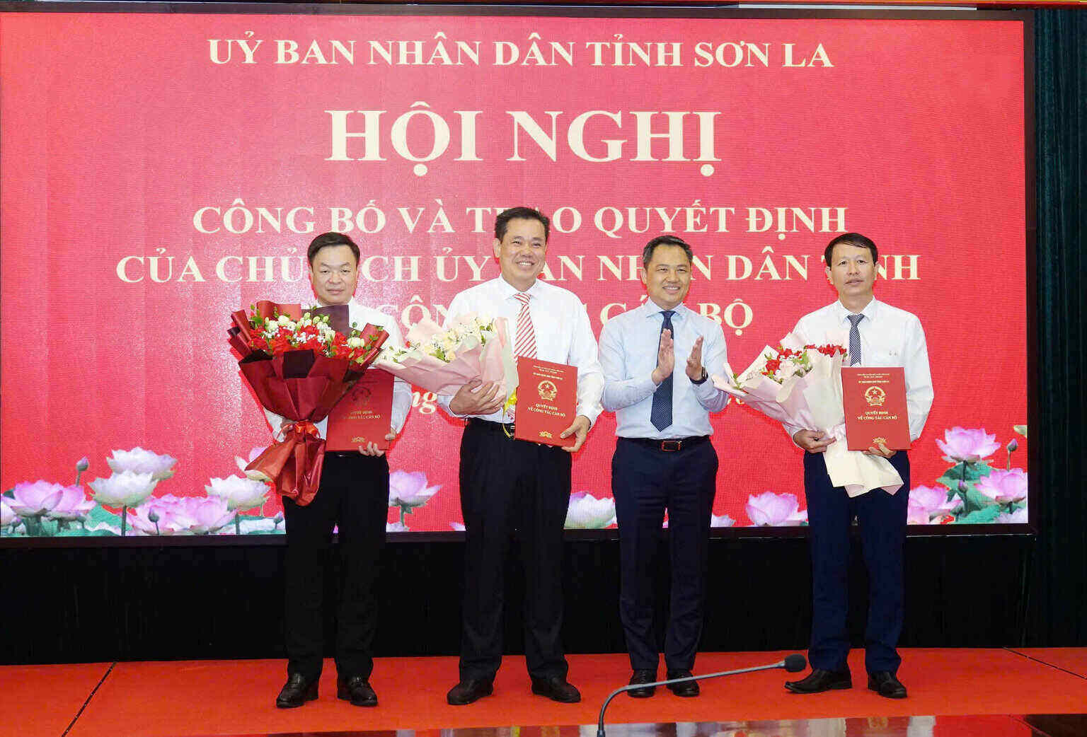Chu tich UBND tinh Son La Nguyen Dinh Viet trao quyet dinh dieu dong, bo nhiem can bo, tang hoa chuc mung cac tan lanh dao. Anh: Hai Yen