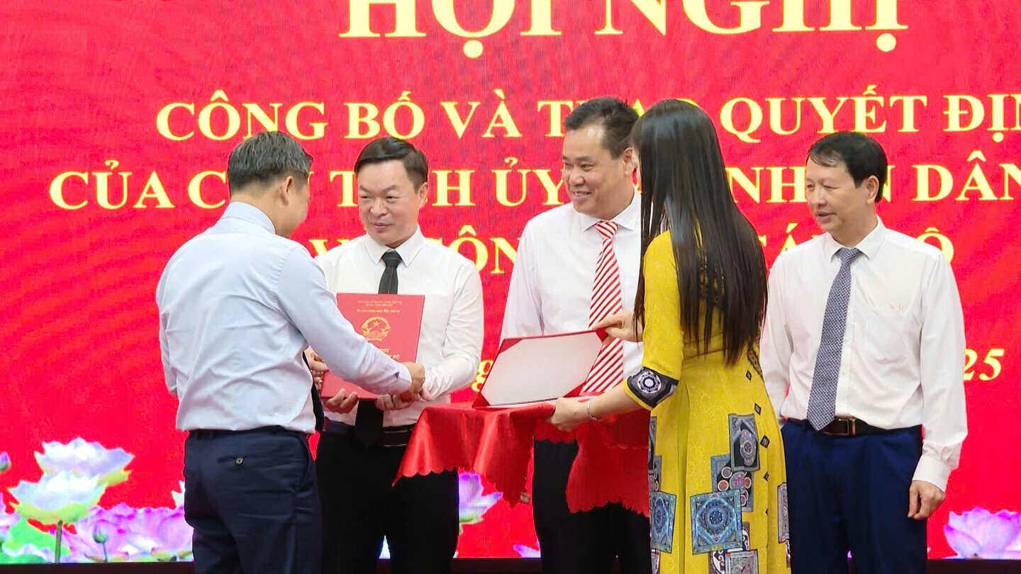 Awarding the decision to transfer and appoint officials to the new Director of the Department of Finance of Son La province. Photo: Nguyen Yen