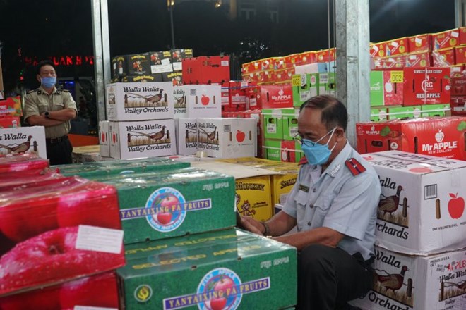 The inspection team ensures food safety at wholesale markets in Ho Chi Minh City. Photo: Thanh Chan