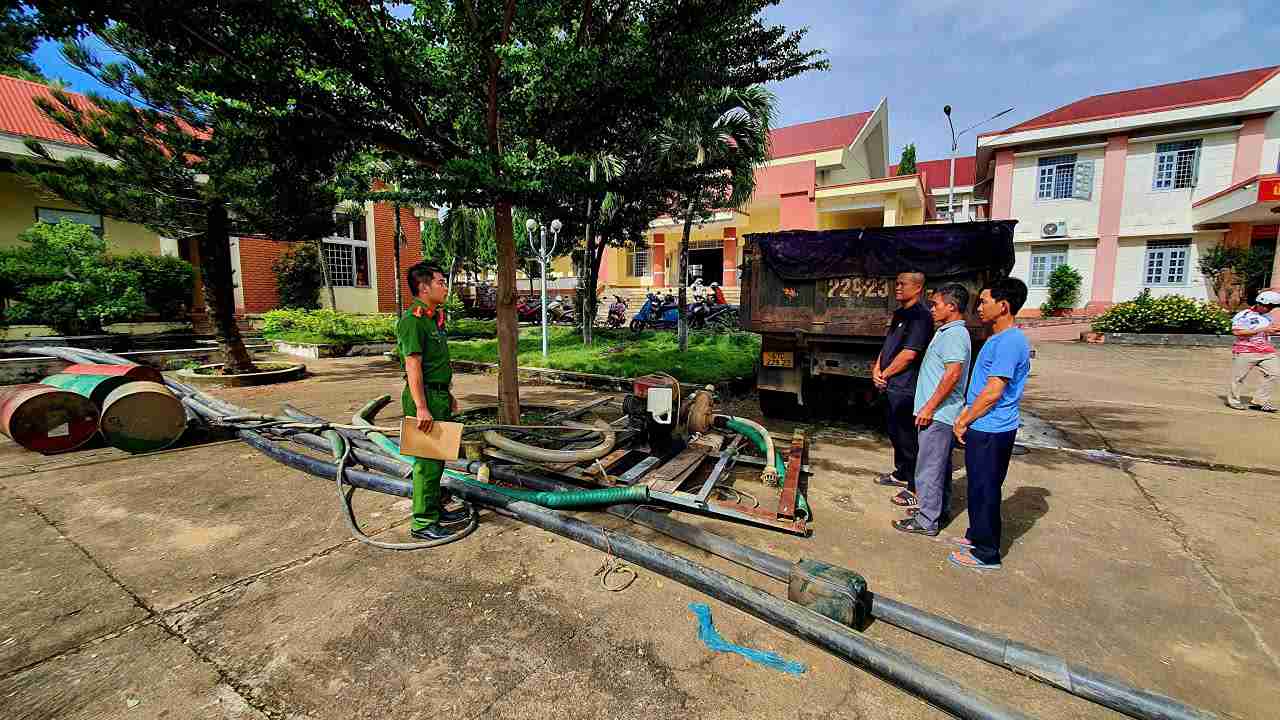 Nhóm đối tượng khai thác cát trái phép bị lực lượng chức năng phát hiện, xử lý. Ảnh: Công an cung cấp