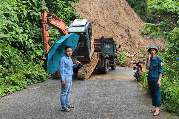 Many traffic routes in Lao Cai were eroded. Photo: Lao Cai Ward Police