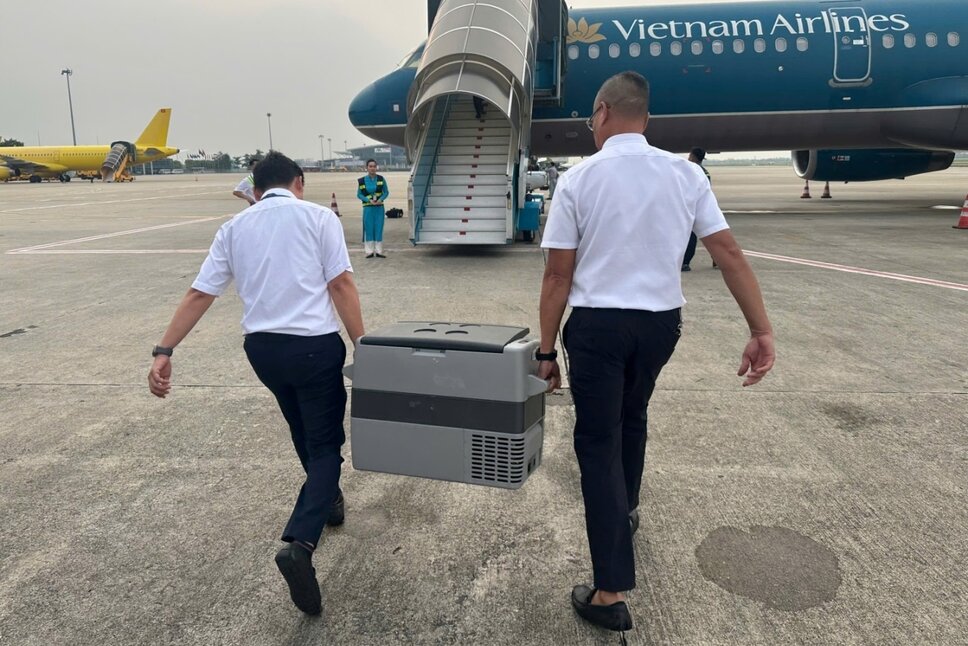 베트남 항공의 항공편은 특별한 승객을 기다리기 위해 이륙 시간을 15분 늦췄습니다. 사진: 푸토성 종합병원.