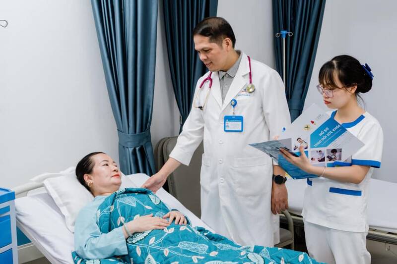 Vietnam increases the attraction of medical tourists. In the photo is the doctor examining and treating the patient. Photo: BVCC