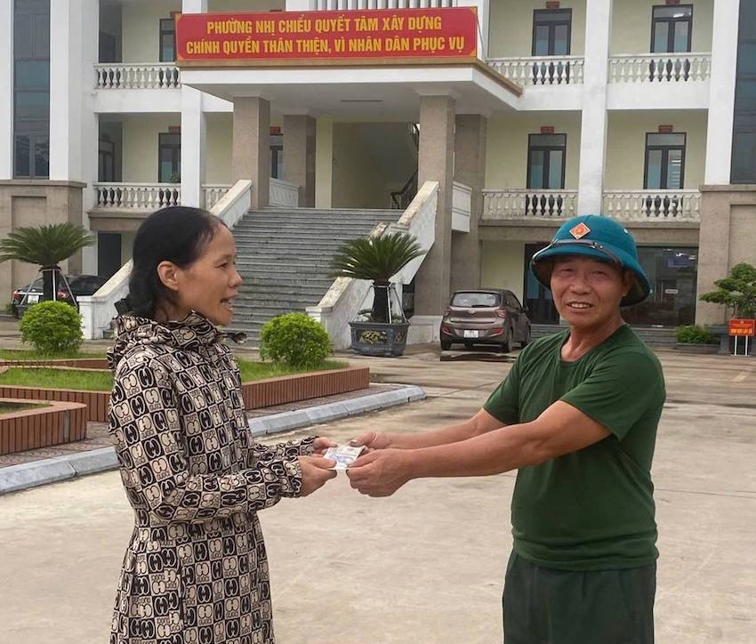 Ong Nguyen Ngoc Phuong truc tiep trao so tien nhat duoc cho chi Nguyen Thi Minh