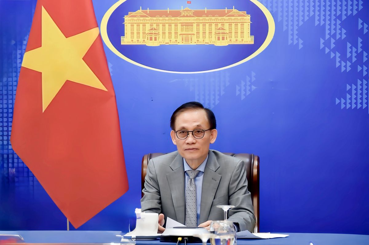 El Ministro de Relaciones Exteriores interino Le Hoai Trung habla por telefono con el Viceprimer Ministro y Ministro de Relaciones Exteriores y Cooperacion Internacional de Camboya Prak Sokhonn. Foto: Ministerio de Relaciones Exteriores