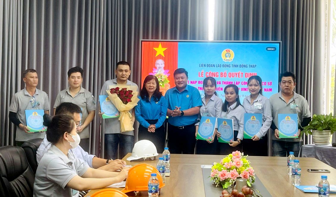 Ba Huynh Thi Tuyet Vui trao quyet dinh thanh lap Cong doan co so. Anh: Thanh Mai