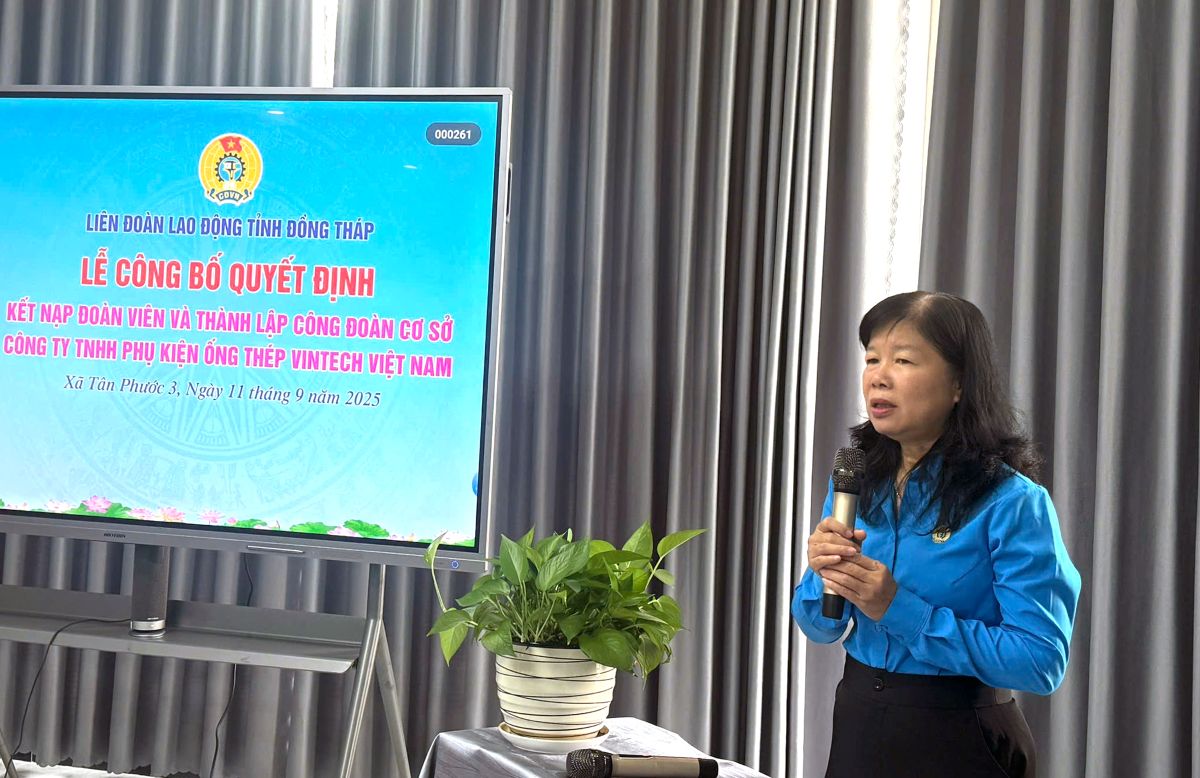 Ba Huynh Thi Tuyet Vui - Tinh uy vien, Pho Chu tich Uy ban Mat tran To quoc Viet Nam tinh, Chu tich Lien doan lao dong tinh Dong Thap phat bieu tai buoi le. Anh: Thanh Mai
