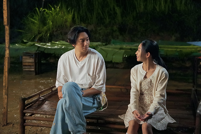 Hoang Ha, Lee Kwang Soo trong phim “Tay anh giu mot vi sao“. Anh: CGV