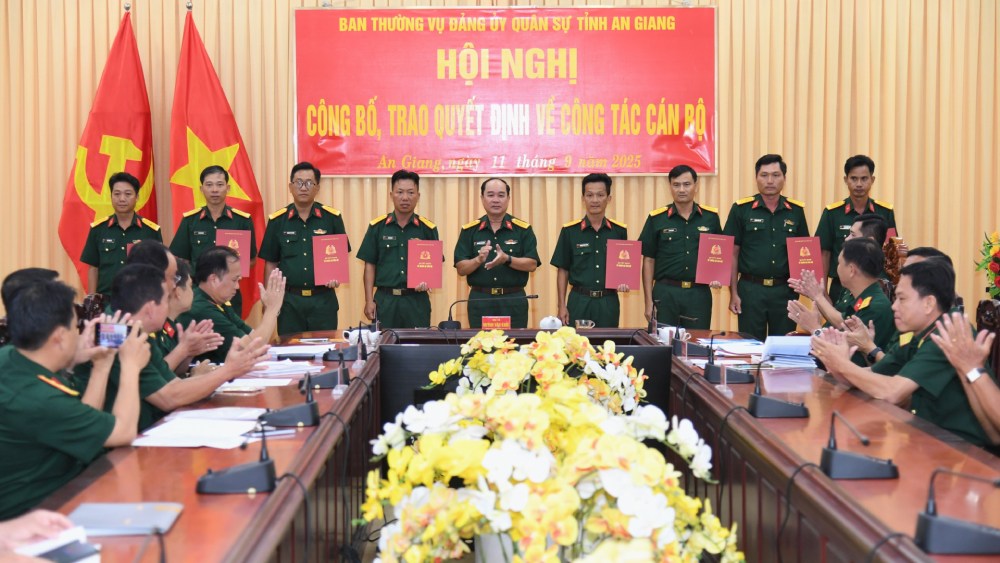 Dai ta Nguyen Van Nganh, Chi huy truong Bo CHQS tinh trao quyet dinh cho cac dong chi si quan, quan nhan chuyen nghiep. Anh: Phuong Vu