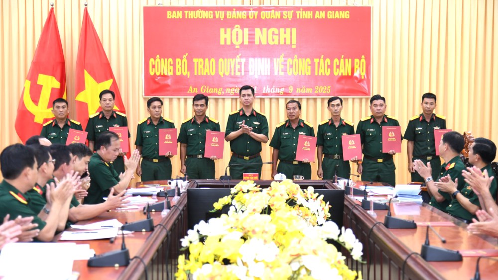 Dai ta Huynh Van Khoi, Chinh uy Bo CHQS tinh trao quyet dinh cho cac dong chi si quan, quan nhan chuyen nghiep. Anh: Phuong Vu