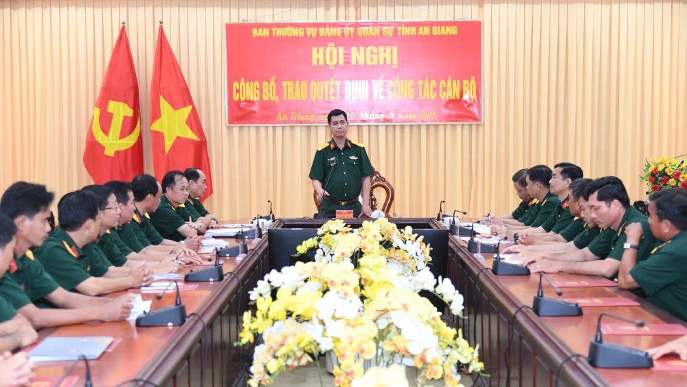 회의에서는 간부 간부 장교 전문 군인에게 혜택 혜택 제대 혜택을 받는 조기 퇴직 결정을 발표했습니다. 사진: 프엉 부