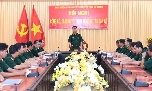 Hội nghị công bố, trao quyết định nghỉ hưu trước hạn tuổi, hưởng chế độ, phục viên cho cán bộ, sĩ quan, quân nhân chuyên nghiệp. Ảnh: Phương Vũ