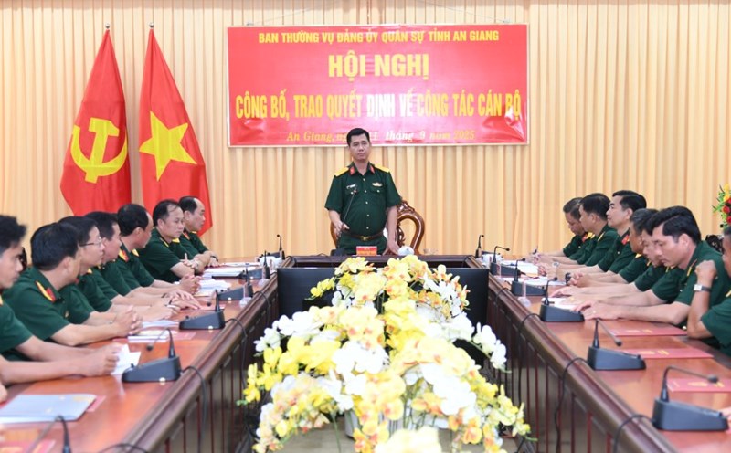 The conference announced and presented decisions on early retirement, enjoyed regimes, and demobilized cadres, officers, and professional soldiers. Photo: Phuong Vu