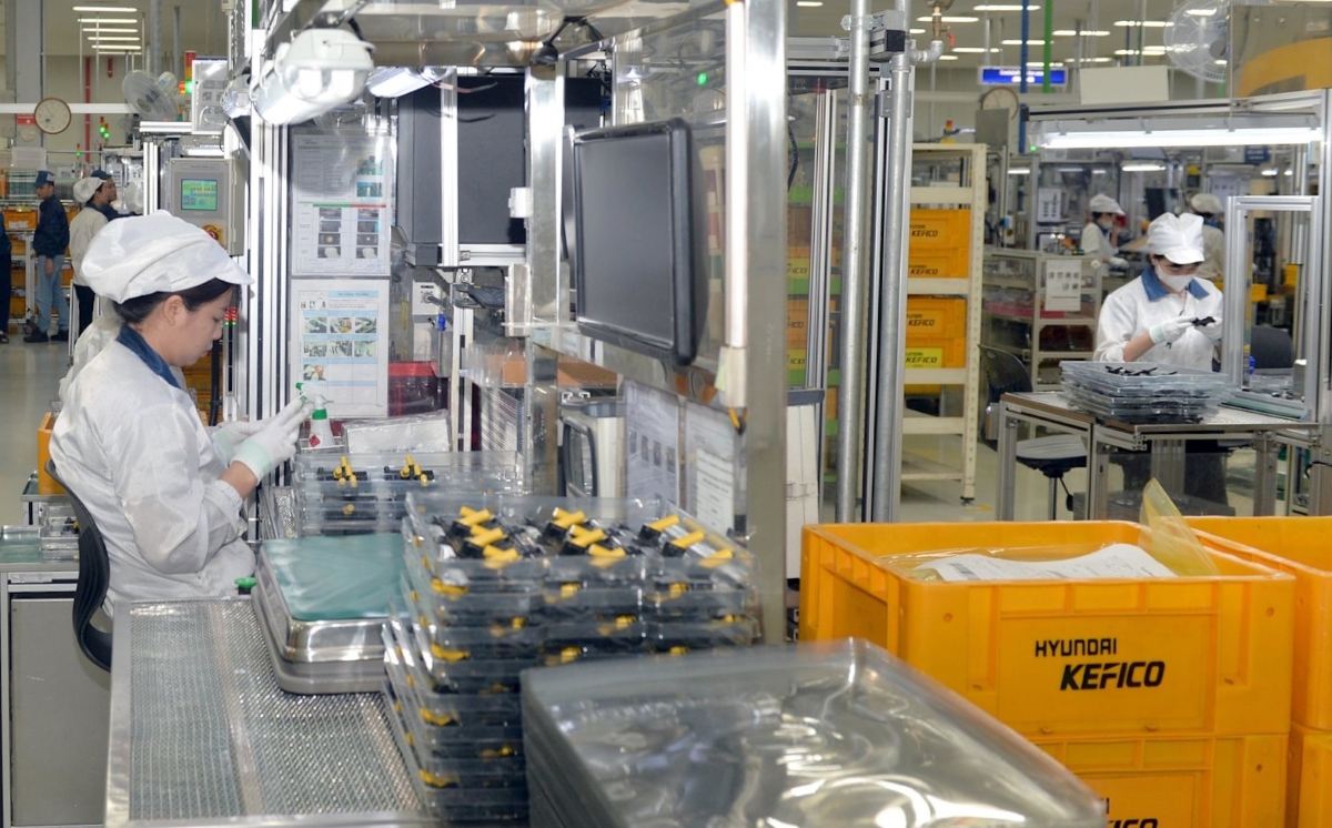 Hyundai Kefico Vietnam Co. Ltd.(ハイフォン市)の生産ラインの労働者。写真:Phan Anh