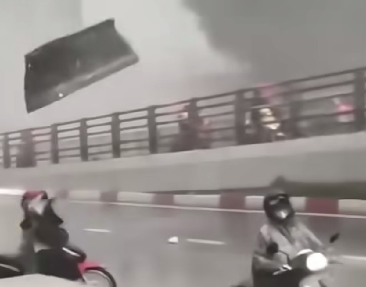 Mot so may ton nha dan bi gio lon thoi cuon bay veo tren duong, khien nhieu nguoi di duong khiep so, phai vut xe may, chay tan loan vao nha dan hai ben de tru an. Anh: Nguoi dan cung cap