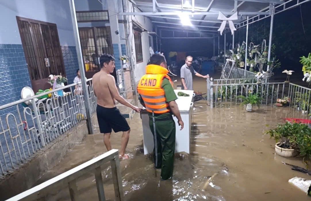 The police supported people to evacuate their belongings due to flooding. Photo: Hung Thinh Commune Police